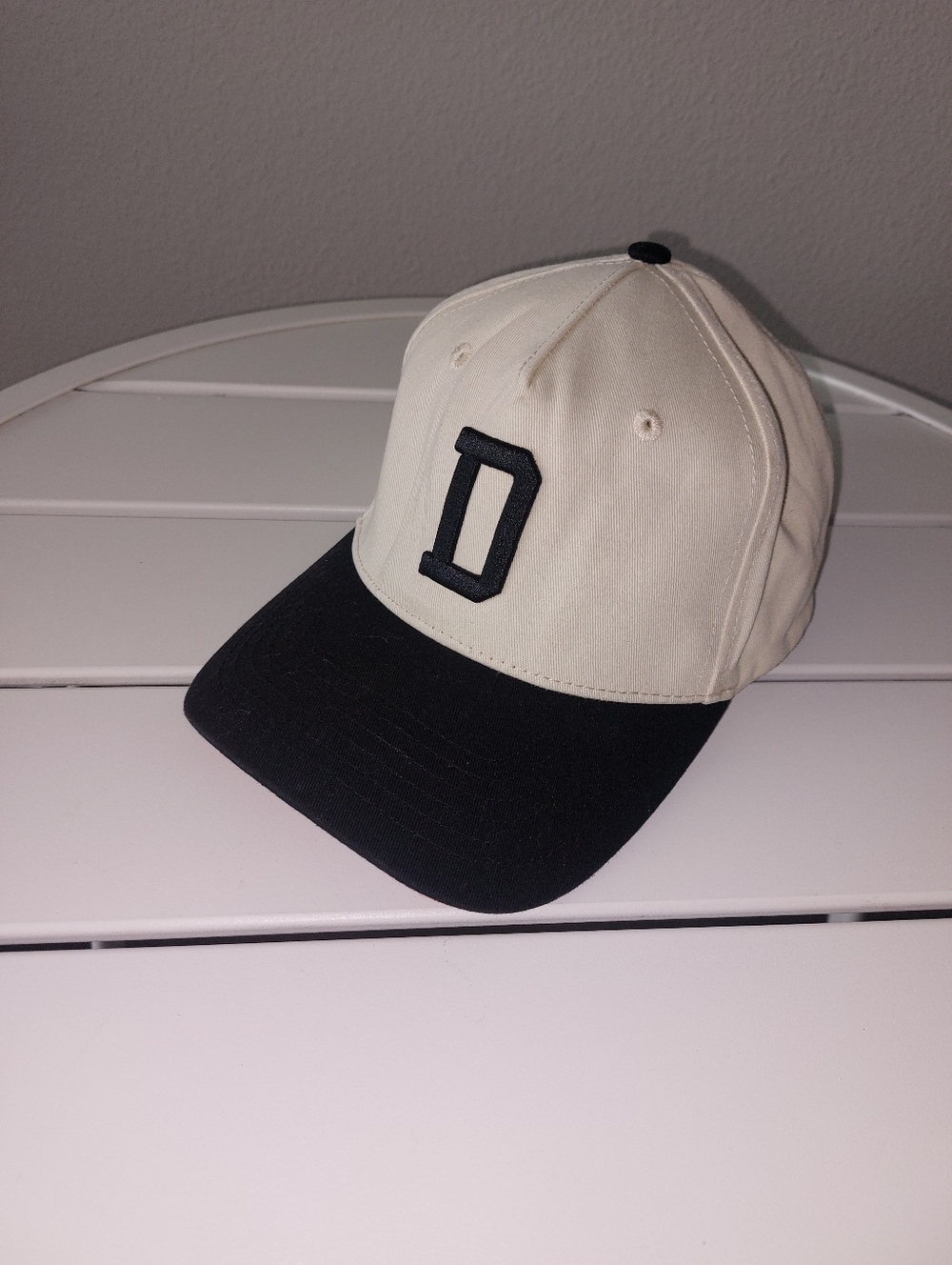 "Dag Gang" Embroidered 'D' Two-Tone Baseball Cap - Cream & Black